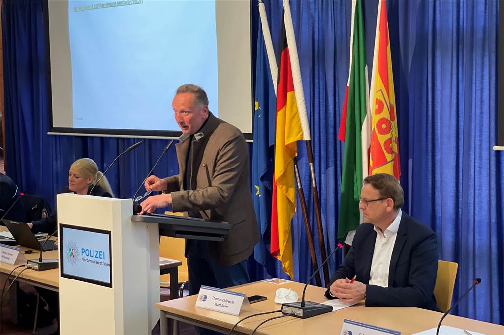Zeltstadt in Bork: Notunterkunft wird anders genutzt als geplant Thomas Sommer (stehend) von der Bezirksregierung hatte im April 2022 während der Bürgerversammlung im LAFP in Bork eine andere Nutzung der Notunterkunft beschrieben als derzeit erfolgt.