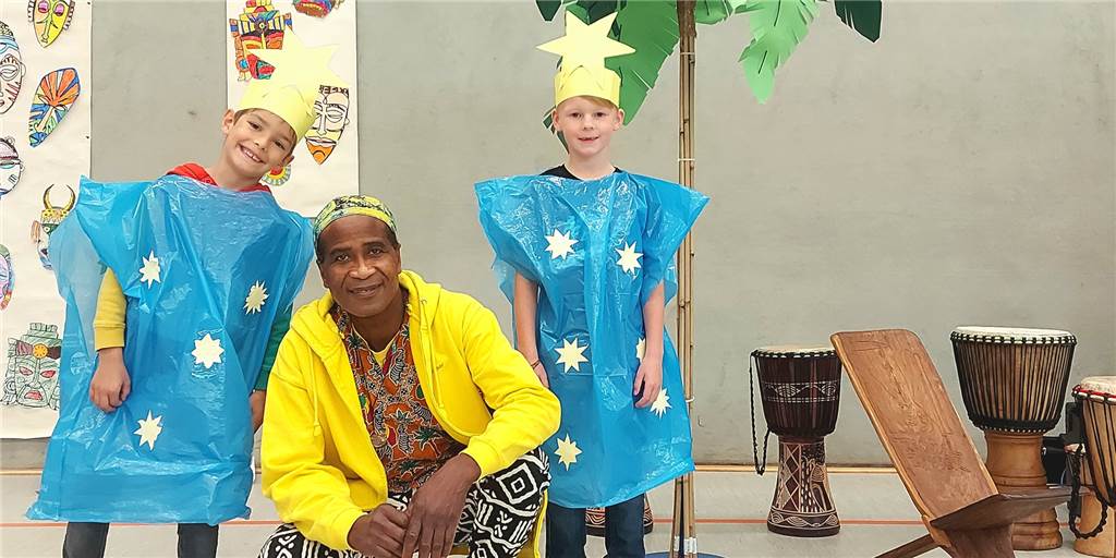 Schüler lernten bei Thomas Soukou mehr als Trommeln und Singen Thomas Soukou organisiert regelmäßige ,,Trommelzauber"-Projekte an Schulen und Kindergärten.