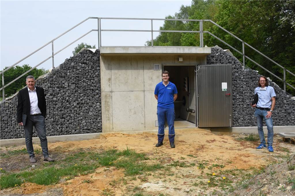 SVS nimmt neuen Trinkwasserbrunnen in Betrieb – das Problem bleibt Thomas Spieß, Daniel Terhechte und Norman Sladeczek vor dem neuen Brunnen, dessen Technik oberiridisch verbaut wurde