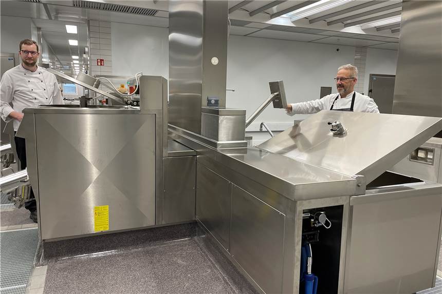 „Wir kochen hier wirklich!“ So arbeitet die neue Bio-Großküche in Castrop-Rauxel Thomas Stauch (58, r.) aus Essen ist der Betriebsleiter der neuen Zentralküche in Castrop-Rauxel, Torsten Sölter (35) sein Stellvertreter. An diesen Dampfdruck-Kochern garen Kartoffeln in fünf Minuten. Braten und dämpfen kann man darin auch.