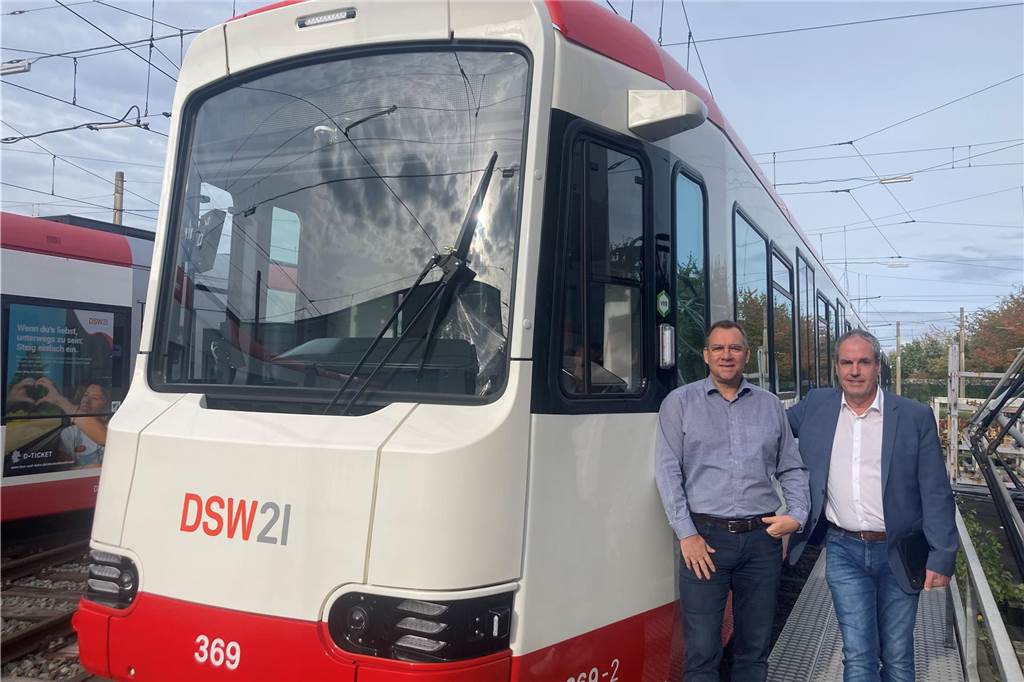 Euro 2024: DSW21 kündigt mehrsprachige Durchsagen in Bus und Bahn an Thomas Steinröder und Ralf Habbes von DSW21 mit einer der neugebauten Stadtbahnen, die auf dem Betriebshof in Dorstfeld auf ihren Einsatz vorbereitet werden.