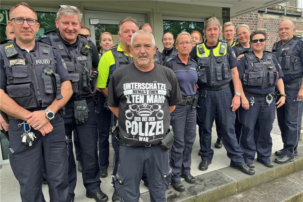 „Super-Polizist“ hört auf: Bezirksbeamter Thomas Stephan im Ruhestand Thomas Stephan hatte sich eigens für seinen letzten Arbeitstag ein T-Shirt anfertigen lassen: „Unterschätze niemals einen alten Mann, der bei der Polizei war."