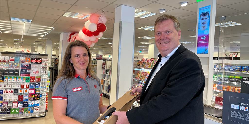 Mit Video: So sieht es im neuen Rossmann in Ascheberg kurz vor der Eröffnung aus Bürgermeister Thomas Stohldreier überreicht der Filialleiterin Julia von Holten eine Flasche Sekt.