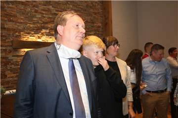 Thomas Stohldreier verfolgt gemeinsam mit seiner Familie die Ergebnisse der Kommunalwahl. Der 48-Jährige möchte als neuer Bürgermeister vor allem gemeinsam mit den anderen Parteien im Konsens Entscheidungen treffen.