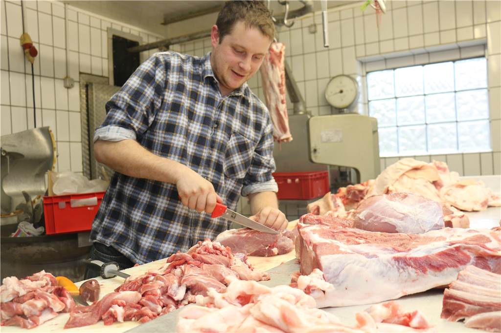 Hofladen boomt: Mehr Kunden möchten Fleisch aus artgerechter Tierhaltung Thomas Storksberger zerlegt die Tiere im Schlachthaus auf dem Hof.
