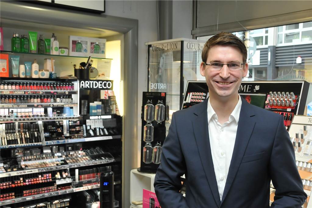 Parfümerie Douglas in Dortmund hatte trotz Lockdown geöffnet Thomas Tan ist Mitinhaber der Parfümerie Borgmann am Brackeler Hellweg. Völlig entsetzt stellte er am Mittwoch fest, dass Douglas eine Filiale in der Innenstadt trotz Lockdowns noch geöffnet hatte.