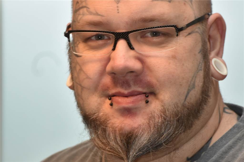 Großes Unverständnis: Tattoos gibt es vorerst nur noch in Schwarz-Weiß Thomas Tanriverdi (43) betreibt seit drei Jahren das Studio JT-Ink an der Fuistingstraße, davor war er in Stadtlohn tätig. Tätowierer ist er seit über 15 Jahren.