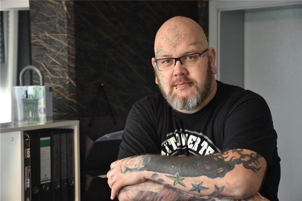 Thomas Tanriverdi steht in seinem Studio