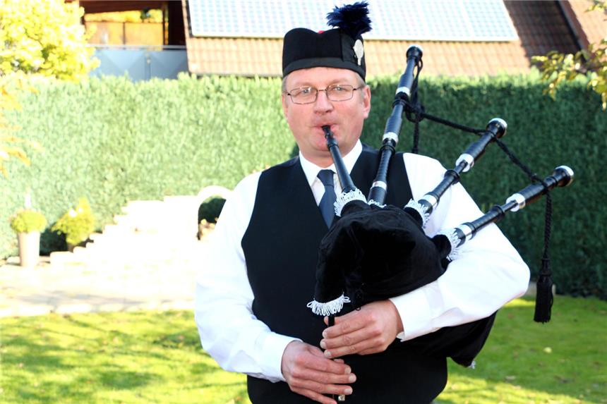 Thomas Terpelle spielt Dudelsack.