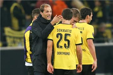 Thomas Tuchel (l.) bedankt sich nach dem Spiel gegen Krasnodar bei Innenverteidiger Sokratis.