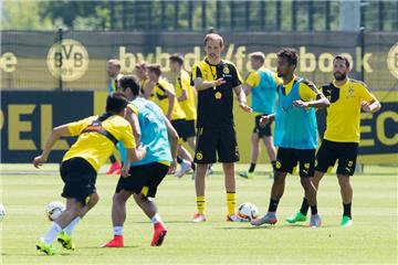 Thomas Tuchel (M.) beobachtet genau das Training seiner Spieler.