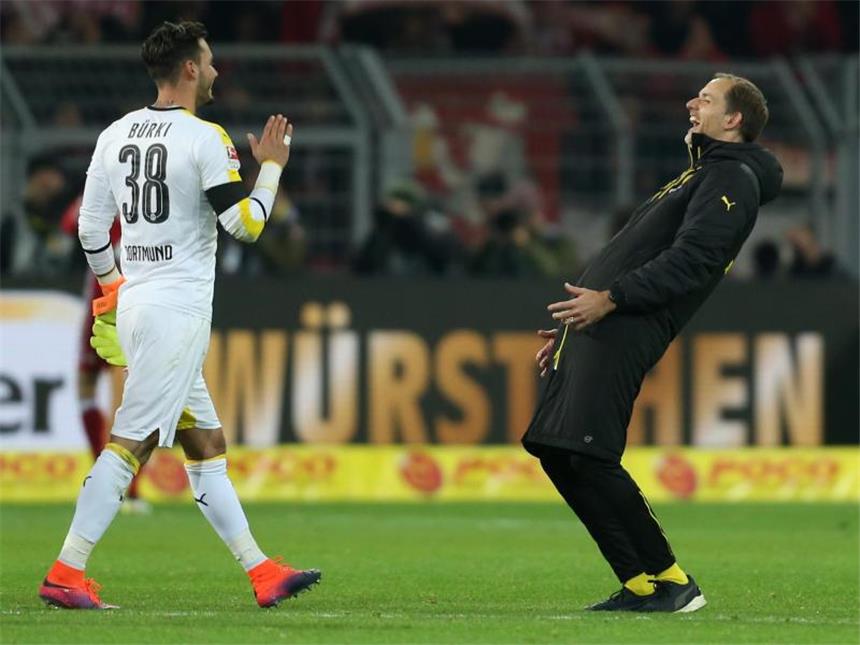 Sprüche zum 11. Spieltag der Fußball-Bundesliga Thomas Tuchel (r) feierte das 1:0 gegen den FC Bayern München mit Torwart Roman Bürki. Foto: Ina Fassbender