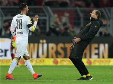 Thomas Tuchel (r) feierte das 1:0 gegen den FC Bayern München mit Torwart Roman Bürki. Foto: Ina Fassbender