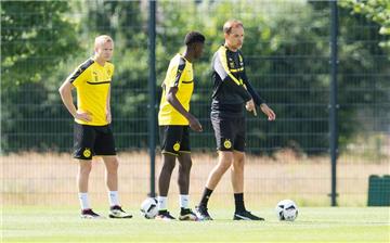 Thomas Tuchel (r.) setzt auf die Neuzugänge Ousmane Dembele (M.) und Sebastian Rode.