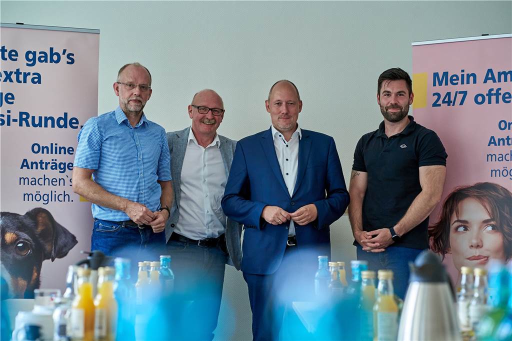 Stadt-Leistungen im Netz: „Typisch Deutschland!“, sagt der Sozialamts-Chef Thomas Uhlmann (v.l.), Jörg Süshardt, Christian Uhr und Matthias Althoff (Sozialamt) zwischen zwei der Werbeplakate für das Online Amt der Stadt Dortmund.