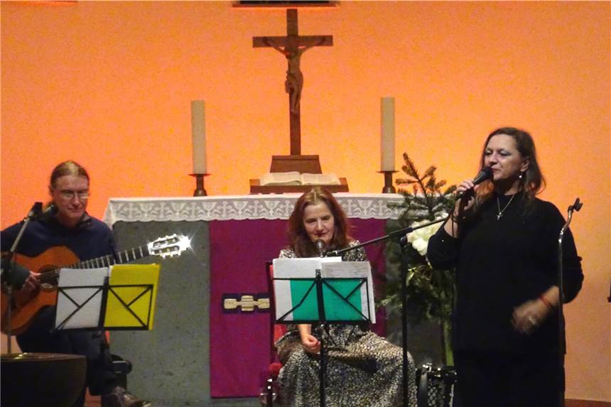 Trio mit Musik und Texten erlebte eine Premiere in der Gnadenkirche Thomas und Jutta Wilbertz sowie Barbara Seppi (v.l.) gestalteten das Konzert in der Gnadenkirche.