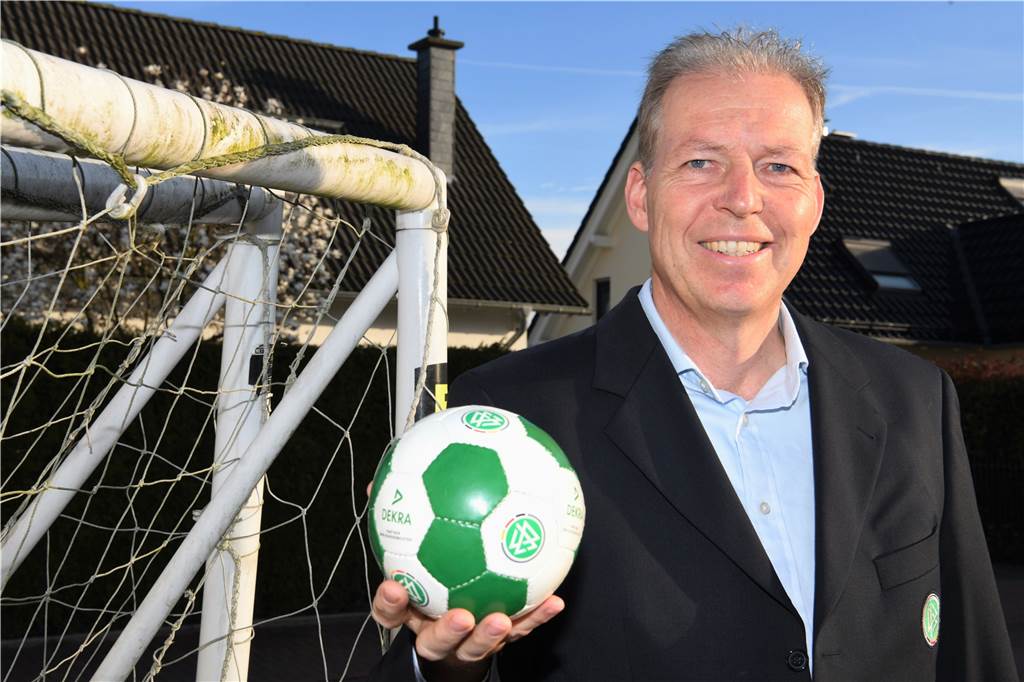 Näher an der Basis geht nicht: Der DFB sitzt jetzt bei der SG Hillen mit in der Kabine Thomas Wember aus Recklinghausen ist beim 44. ordentlichen Bundestag des Deutschen Fußball-Bundes (DFB) zum Vorsitzenden des Prüfungsausschusses gewählt worden.