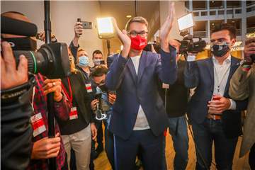 Thomas Westphal (SPD) durfte nach der Stichwahl feiern. Er ist neuer Dortmunder Oberbürgermeister - was seinen Anhängern im Netz natürlich gefällt.