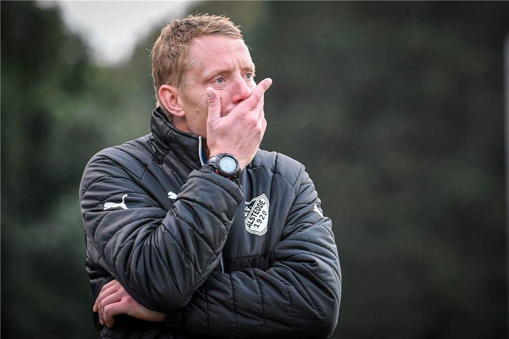 Drei Platzverweise! Westfalia Wethmar dominiert BW Alstedde im Derby Thomas Westrup, Co-Trainer von BW Alstedde, sieht fassungslos aus während der Partie gegen Wethmar.