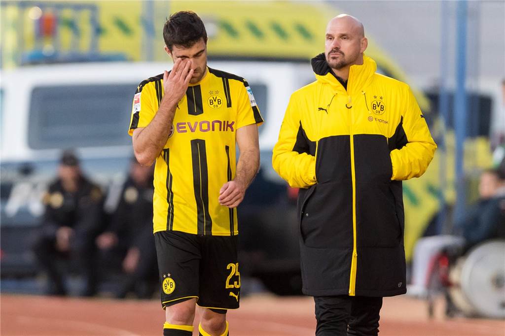 Enorme BVB-Verletzungsanfälligkeit : Ex-Physio Thomas Zetzmann hat Erklärungsansatz Antonios Papadopoulos und Thomas Zetzmann gehen nebeneinander her.