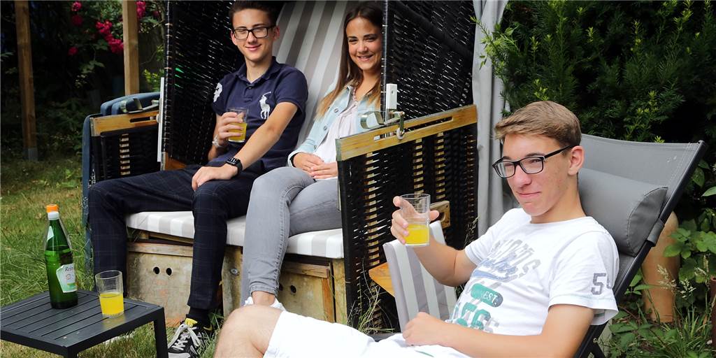 Thore (14) lebt in einer Wohngruppe: „Fast wie in einer richtigen Familie“ Thore (14, vorn) lebt in der Wohngruppe der Diakonie und fühlt sich dort sehr wohl. Im Hintergrund Klaus Tykwers Sohn Felix und Mitarbeiterin Nina Elting.
