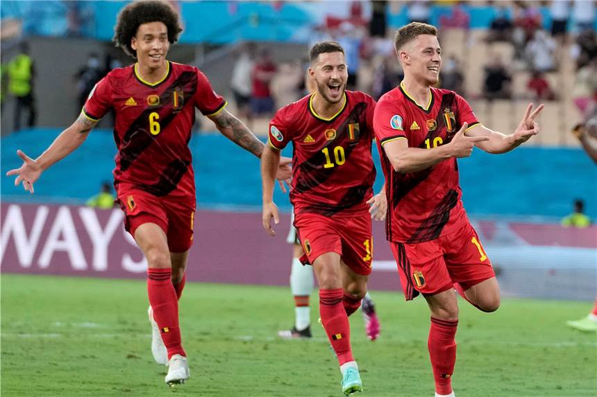 Acht BVB-Profis im EM-Viertelfinale: Nur zwei Vereine stellen mehr Spieler Thorgan Hazard (r.) freut sich über seinen 1:0-Treffer gegen Portugal. Mit ihm freuen sich sein BVB-Mitspieler Axel Witsel (l.) und sein Bruder Eden.