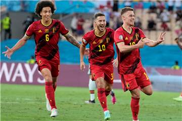 Thorgan Hazard (r.) freut sich über seinen 1:0-Treffer gegen Portugal. Mit ihm freuen sich sein BVB-Mitspieler Axel Witsel (l.) und sein Bruder Eden.