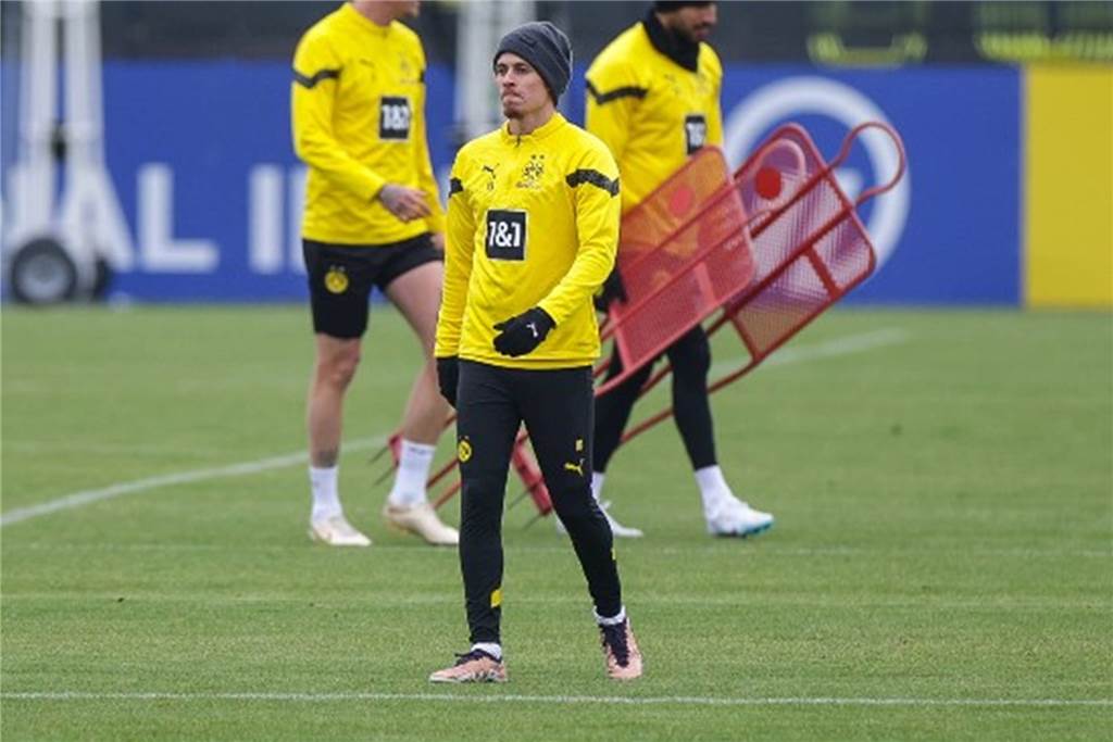 Thorgan Hazard geht über den Trainingsplatz.