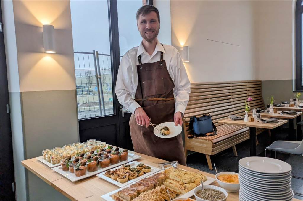 „Speisesaal“ wird kulinarischer Anlaufpunkt im Bürgerbahnhof Thorsten Benninghoff ist der gastronomische Leiter des Qualifizierungsprojekts im Bürgerbahnhof.