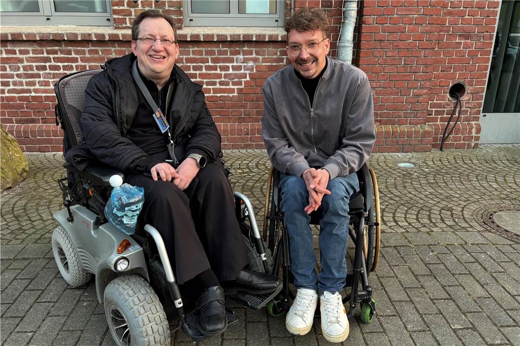 Musik und Tanz für alle: Inklusives Insound-Festival feiert Jubiläum Thorsten Eisenmenger (links) und Dennis Sonne (rechts) lächeln in die Kamera.