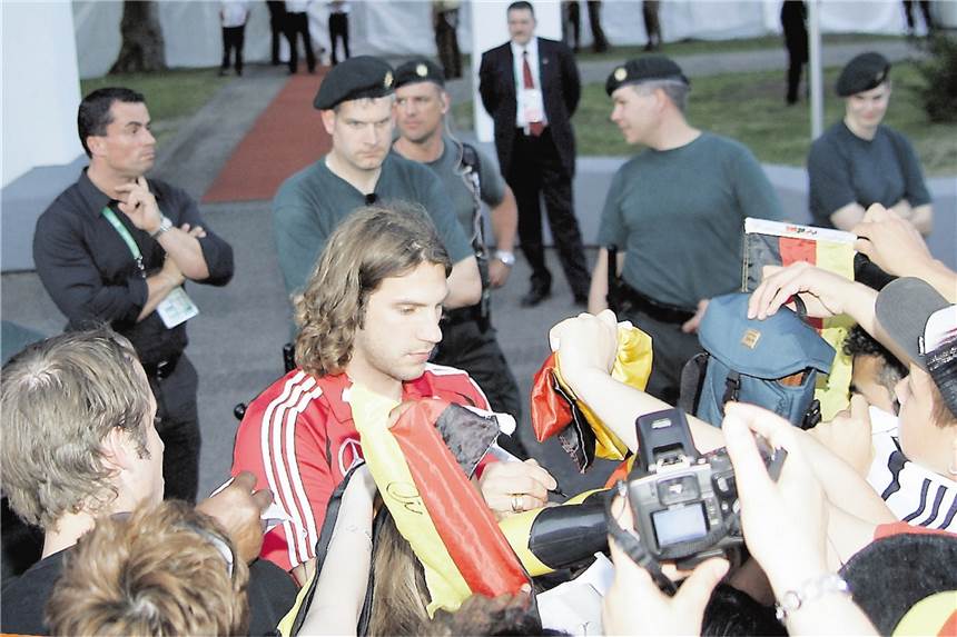Als Castrop-Rauxel die Nationalelf bejubelte - Erinnerungen an 2006 Thorsten Frings, damals für den SV Werder Bremen aktiv, gab am Zaun ebenfalls fleißig Autogramme.