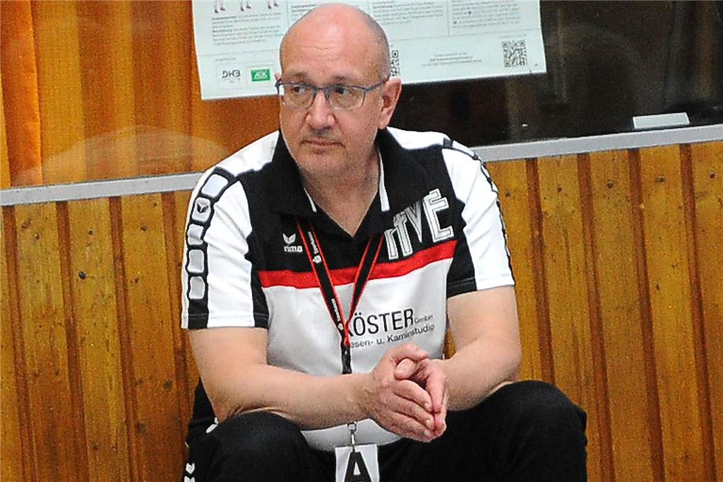 HVE Villigst-Ergste ist gegen den Trend unterwegs: Weitere Mannschaft geht in Spielbetrieb Der Sportliche Leiter der HVE Villigst-Ergste sitzt auf der Trainerbank.