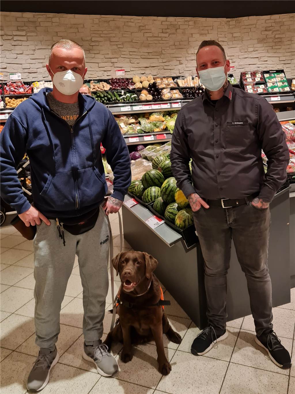 Thorsten Habels Lebensretterin Hanni darf nicht in jeden Laden Thorsten Habel (l.) kann mit seiner Hündin Hanni im Rewe an der Gleiwitzstraße problemlos einkaufen. Filial-Inhaber Tim Ortmann (r.) unterstützt die Aktion „Assistenzhund willkommen“.