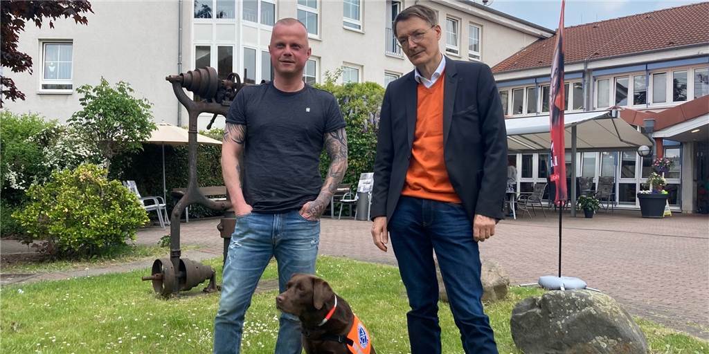 Warum Gesundheitsminister Lauterbach in Dortmund diesen Hund besuchte Thorsten Habel (l.) schilderte Bundesgesundheitsminister Dr. Karl Lauterbach bei dessen Besuch in Wambel, wie wertvoll Assistenzhündin Hanni für ihn ist.