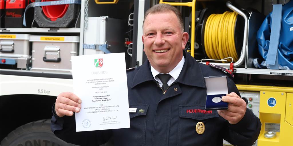 Flut-Helfer aus Selm: „Leichen fanden wir zum Glück nicht im Schlamm“ Thorsten Hoppe aus Selm war erst als Feuerwehrmann im Hochwasser-Einsatz, dann fuhr er mit einem Team der Stadtwerke Selm ins Ahrtal. Eine Urkunde und eine Medaille des Landes Nordrhein-Westfalen bekam er als Dank.