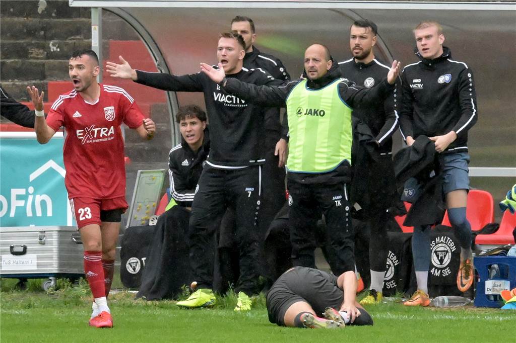 Thorsten Kornmaier und Oliver Bautz verlängern in Haltern Thorsten Kornmaier (gelbes Leibchen) wird genauso wie Oliver Bautz auch in der kommenden Saison beim TuS Haltern am See Teil des Trainerteams sein.