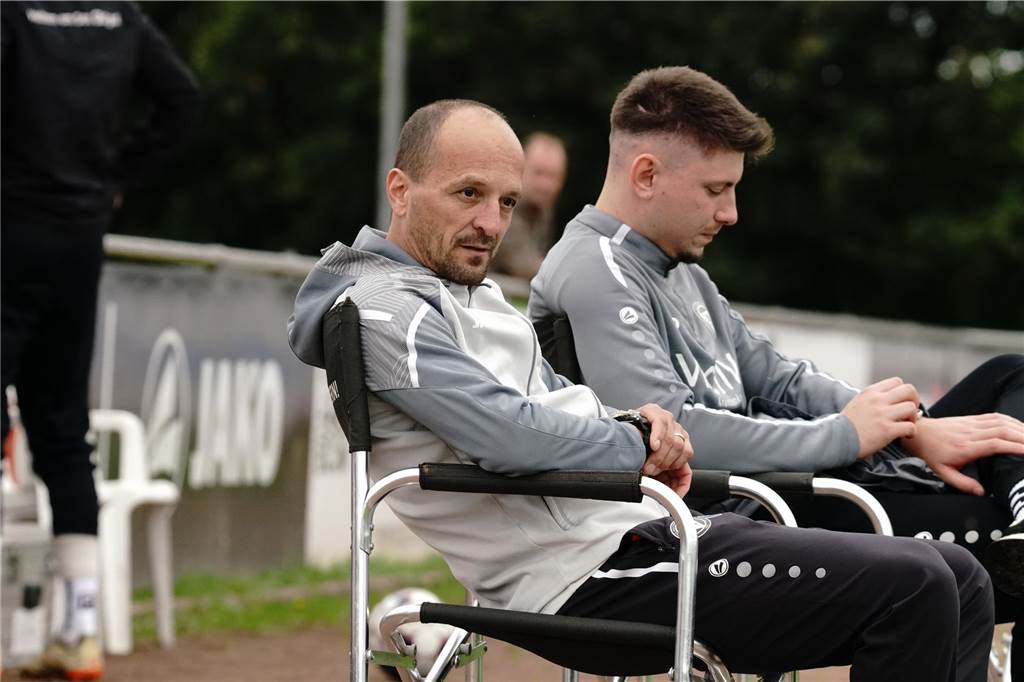 Große Erleichterung beim TuS Haltern Thorsten Kornmaier (l.) vertrat Cheftrainer Lukas Große-Puppendahl an der Seitenlinie.