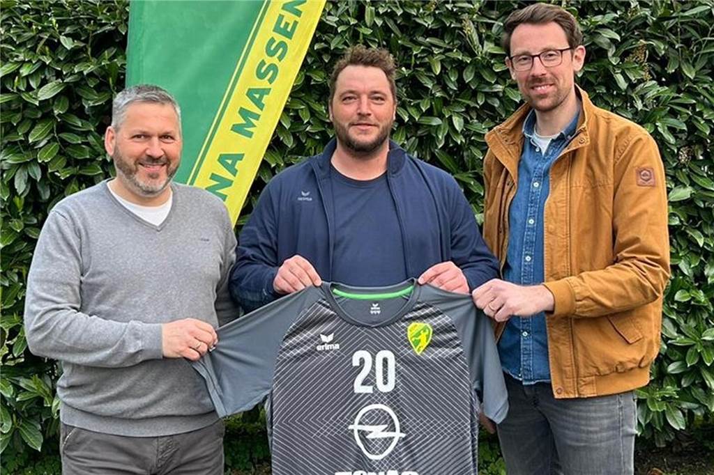 SGH Unna Massen plant sanften Umbruch: Neuer Trainer ist ein Bekannter Thorsten Krebs (l.) und Bastian Stennei (r.) von der SGH Unna Massen begrüßen den künftigen Trainer Sebastian Swoboda.