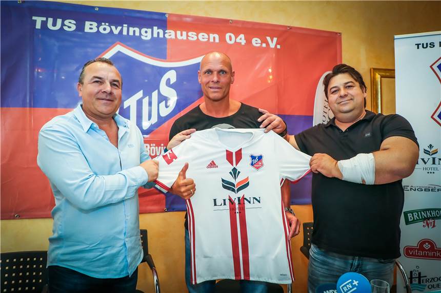 Kommentar zur Legat-Verpflichtung: „Es darf in Bövinghausen keine Kirmes-Veranstaltung werden“ Thorsten Legat bei der Vorstellung mit dem Vorsitzenden Ajan Dzaferoski (l.) und Geschäftsführer Safet Dzaferoski (r.).