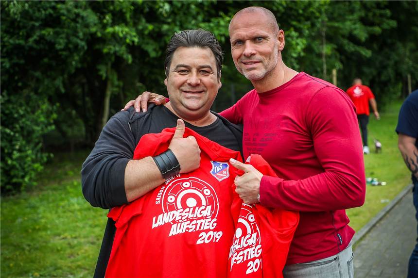 Thorsten Legat beim TuS Bövinghausen: Termin für die Pressekonferenz steht jetzt fest Thorsten Legat (rechts) mit Safet Dzaferoski und dem Aufstiegsshirt des TuS Bövinghausen.