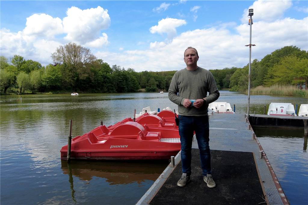 Mit Video: Neuer Fahrspaß für Kinder am Cappenberger See Thorsten Loose kümmert sich um den Tretbootverleih am Cappenberger See.