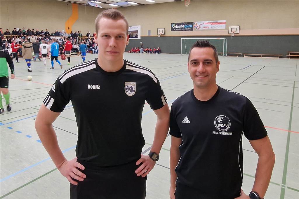 Schiedsrichter aus Bayern pfeift in Unna: „Wir haben die schöneren Sportplätze“ Thorsten Milde (r.) von der Schiedsrichtergruppe Unna freut sich über die Unterstützung von Sven-Patrick Schilz aus Bayern.