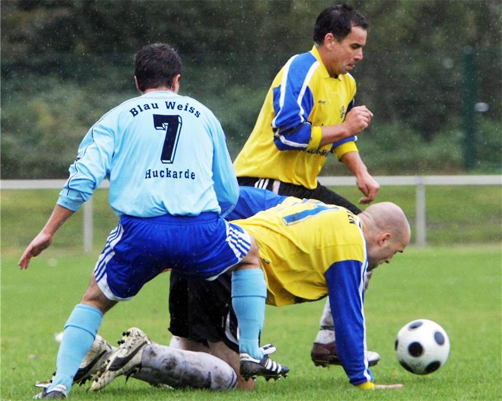 Thorsten Nilkowski (hinten), hier 2008 für Arminia Marten am Ball.
