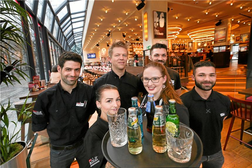 Das Café „Extrablatt“ ist zurück in Dortmund Thorsten Pachura (hinten, M.) und Mitarbeiter.FOTO MENNE