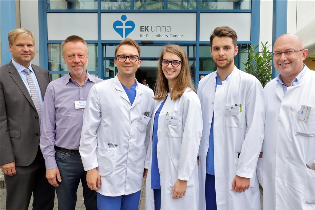 Nachwuchsärzte aus Lettland lernen an Unnaer Krankenhäusern Thorsten Roy (l.) vom Katharinen-Hospital sowie Dr. Dietmar Herberhold (2. v. l.) und Prof. Dr. Zaza Katsarava (r.) vom Evangelischen Krankenhaus begrüßen die angehenden Mediziner aus Lettland: Karlis Milbergs, Estere Urbancika und Valerijs Soloveiciks (3., 4., 5. v. l.).