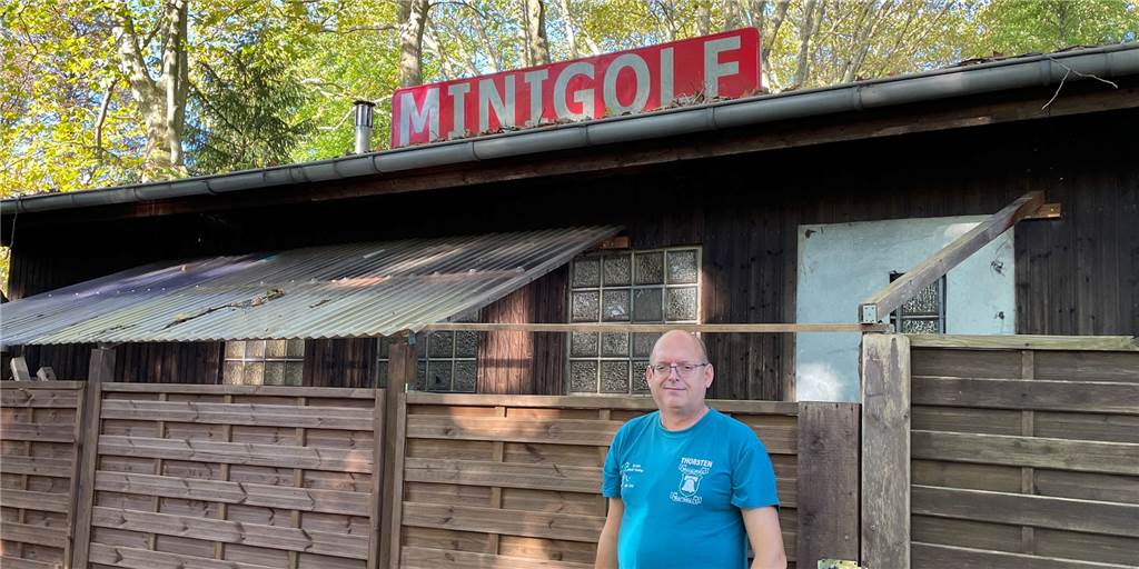 Castrop-Rauxeler Minigolf-Anlage liegt im Dornröschenschlaf Thorsten Semrau steht vor Gebäude der Minigolf-Anlage in Catsrop-Rauxel