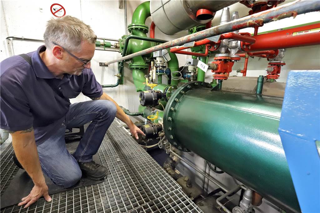 Thorsten Speck von der Kältetechnikfirma, die die Eisaufbereitungsanlage in Unna seit Jahren betreut, zeigt den Bereich, in dem Ammoniak aus der Anlage entweicht.