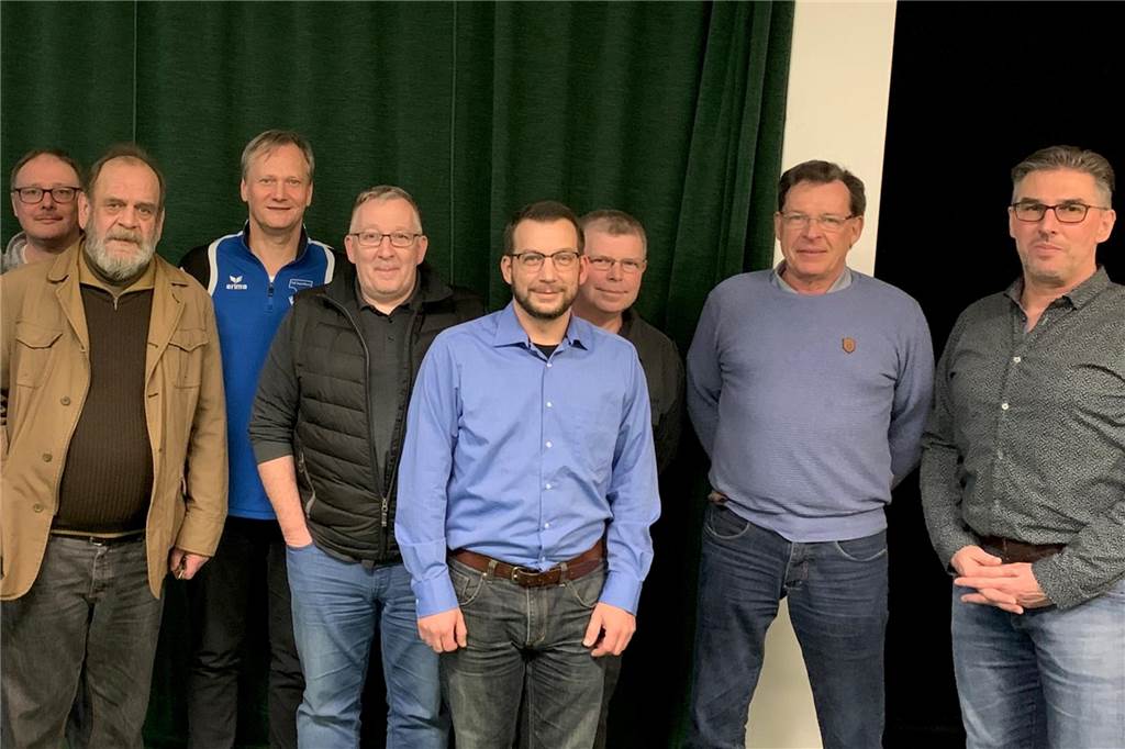 TuS Niederaden wird erste Mannschaft auflösen Thorsten Springer (3.v.r.) trainiert die zweite und bald einzige Mannschaft des TuS Niederaden. Uli Hilgert (2.v.r.) bestätigte, dass sich die erste Mannschaft auflösen wird.
