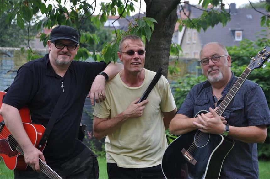 "Kaluza & Blondell" erzählen Folk-Geschichten Thorsten "Toto" Kaluza (l.) und Geoff Blondell (r.) bilden das Grundgerüst der Band "Kaluza & Blondell". Unterstützt wurden sie bei der Probe von Klaus Sonntag.