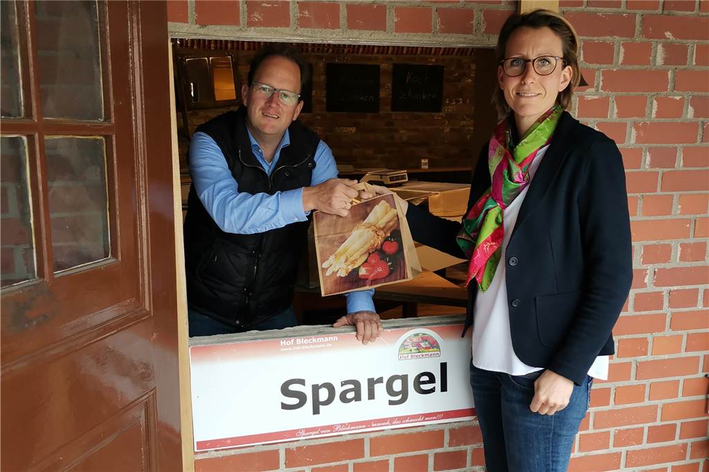 Spargel-Saison startet in Werne zu Ostern: Hier gibt‘s das erste Edelgemüse Thorsten und Claudia Bleckmann verkaufen ihren Spargel wie im vergangenen Jahr auch wieder über das Expressfenster an ihrem Hofladen.